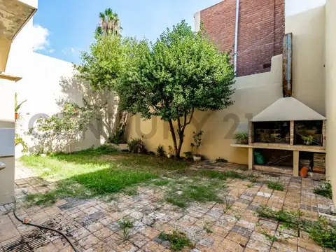 Venta PH 4 ambientes en Villa Devoto con jardín, cochera y terraza
