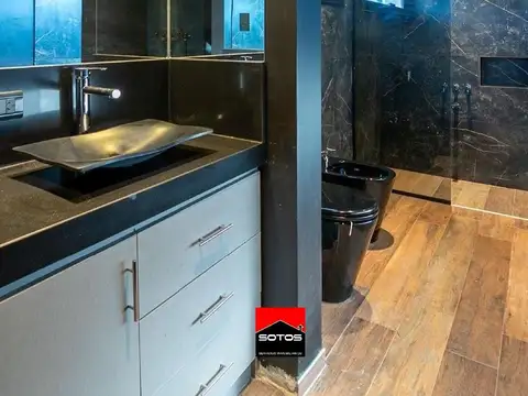 Casa en Venta con 3 cocheras