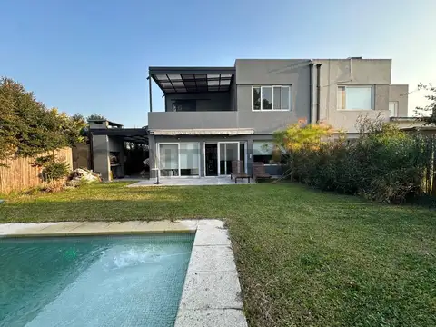 Casa en Venta con 4 cocheras