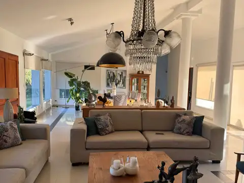 CASA EN VENTA CON GRAN PARQUE Y PILETA - FINCAS DEL SUR I