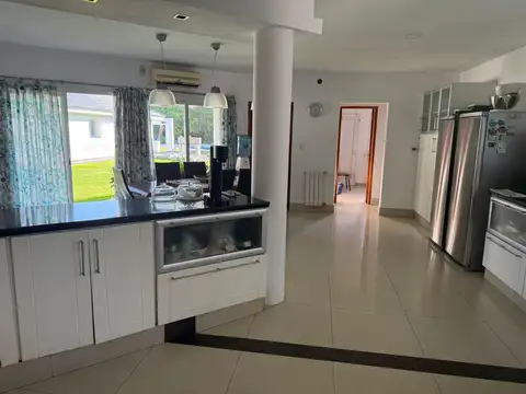 CASA EN VENTA CON GRAN PARQUE Y PILETA - FINCAS DEL SUR I
