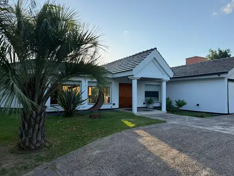 CASA EN VENTA CON GRAN PARQUE Y PILETA - FINCAS DEL SUR I - APTO CREDITO HIPOTECARIO