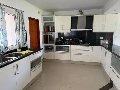 Casa 7 ambientes con 3 baños