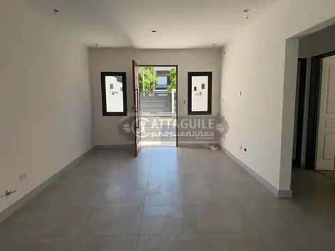 Casa 4 ambientes con 2 baños