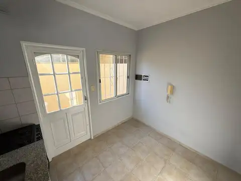 Depto Tipo Casa en Alquiler en Villa Luzuriaga, $ 830.000