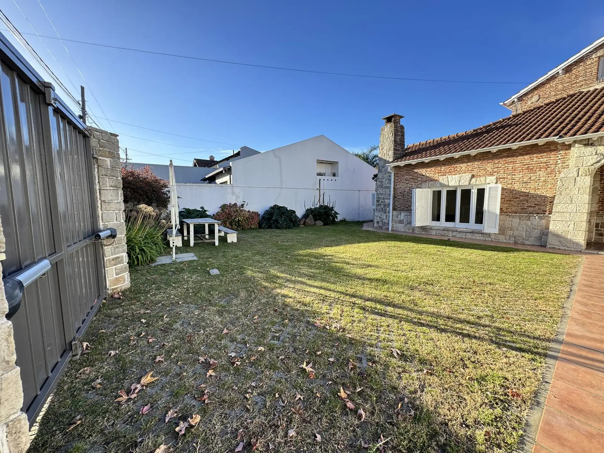 Casa 4 dorm, 260m² con jardín y cochera — Rondeau
