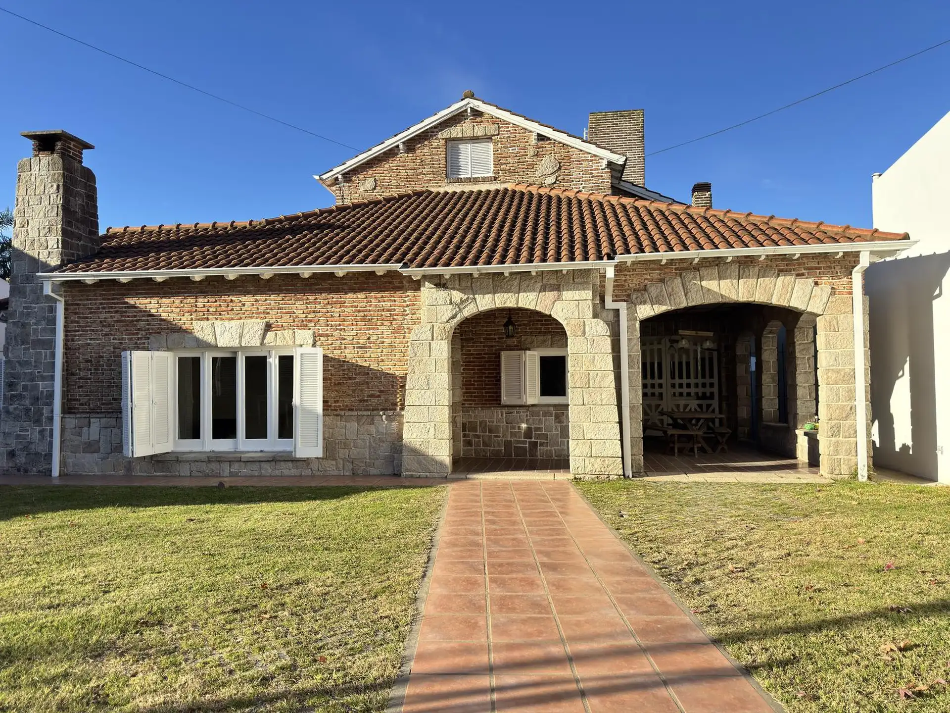 Casa 4 dorm, 260m² con jardín y cochera — Rondeau