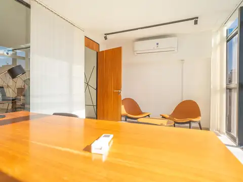 Oficina con vista al río y frente al Monumento a la Bandera