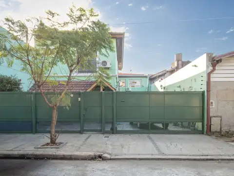Casa en lote propio con jardín, 6 ambientes