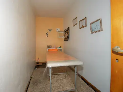 Casa en lote propio con jardín, 6 ambientes