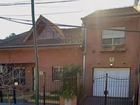 HERMOSO CHALET , CUATRO AMBIENTES ,CON JARDIN Y COCHERA , APTO PROFESIONAL