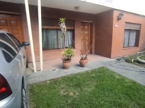 VENTA CASA 4 AMB HURLINGHAM COCHERA QUINCHO PARRIL