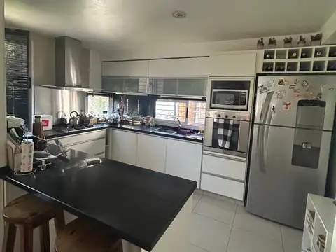 ESPECTACULAR CASA DE TRES DORMITORIOS. APTA CREDITO. SIN EXPENSAS.