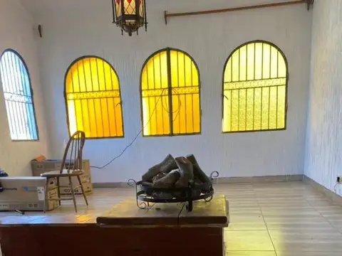 Casa 6 ambientes con 2 baños