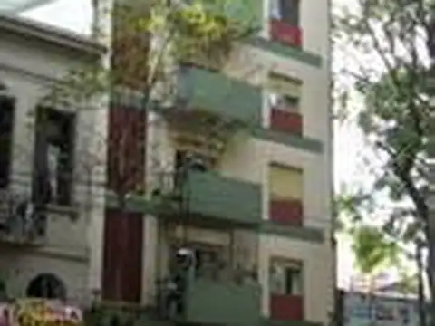 Departamento 2 ambientes sobre Av. Brasil, muy luminoso, 3° piso