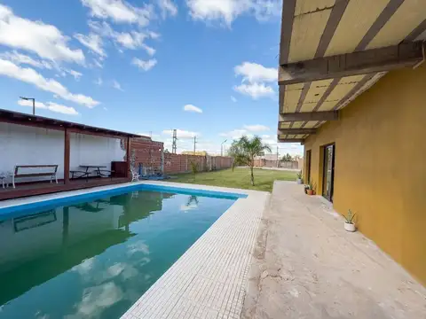 Casa con Piscina en Lote de mas de 1000 m2