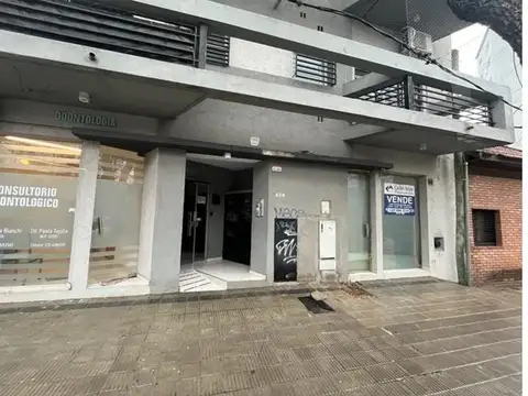 Departamento al frente, en planta baja de edificio.