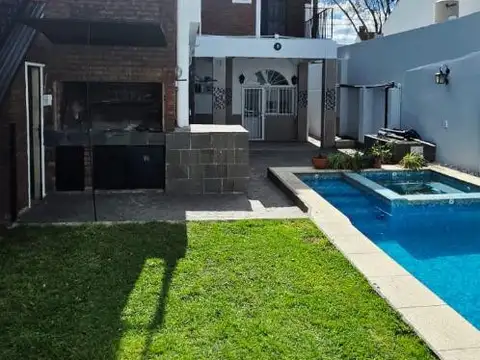 Excelente casa en venta 5 dormitorios con playrom y pileta