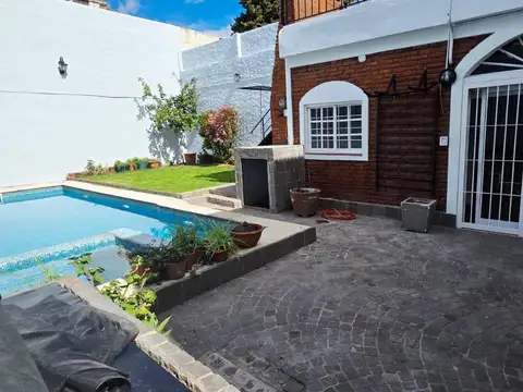 Excelente casa en venta 5 dormitorios con playrom y pileta