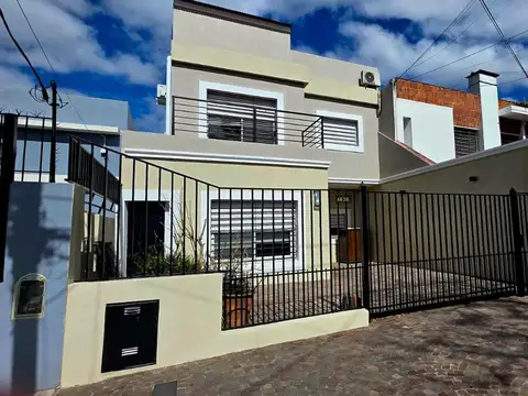 Casa en venta Munro 5 dormitorios con playrom y pileta