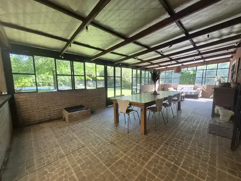 Casa en Alquiler con 4 cocheras