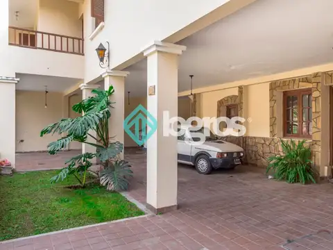 Casa 6 ambientes con 4 baños