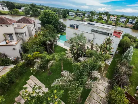 Casa en Venta con 2 cocheras