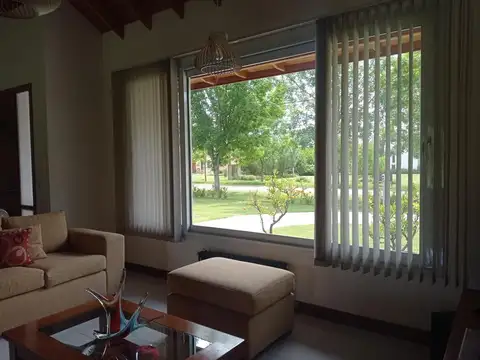 Casa 6 ambientes con 2 baños