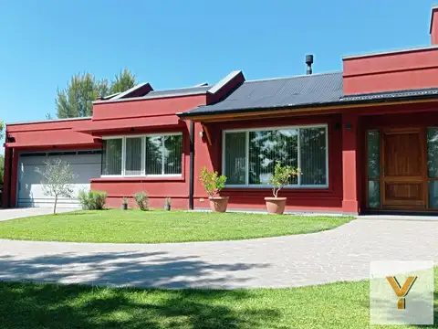 Casa en venta - 3 Dormitorios 2 Baños - Campos de Roca II