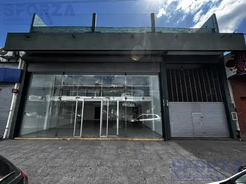 Amplio local en alquiler con galpon