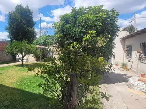 CASA 5 AMB. + Depto. 3 Amb. FONDO LOTE 718 METROS