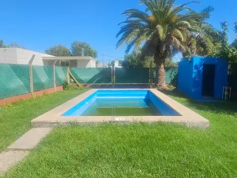 Casa con patio  y pileta en Funes