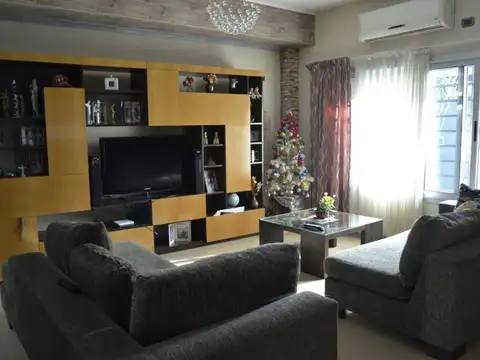 Hermosa casa de categoría 5 amb. Centro de Ituz. Sur