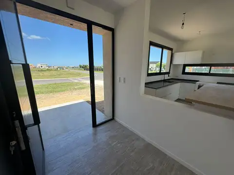 Casa 4 ambientes con 2 baños