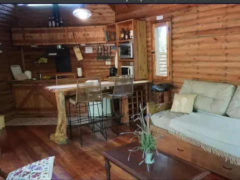 Cabaña de troncos en Mar de Cobo, Bs. As., equipada, entorno de bosque y mar