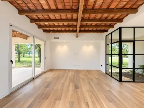VENTA - Casa con tres dormitorios, jardín y cochera en Estancia La Rinconada