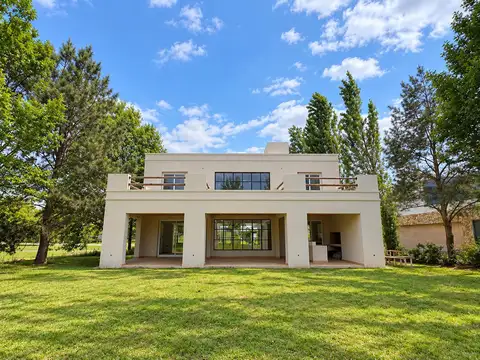 VENTA - Casa con tres dormitorios, jardín y cochera en Estancia La Rinconada
