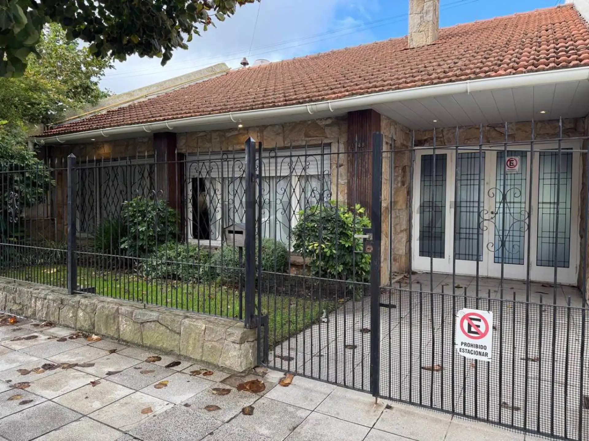 Casa 3 ambientes con cochera y departamento