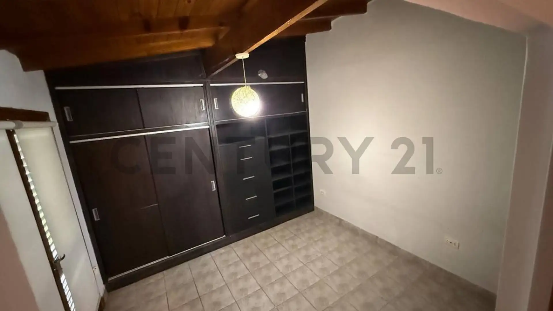 Casa 3 ambientes con cochera y departamento