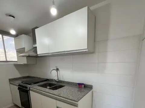 Venta departamento 2 ambientes, al frente con balcón terraza, todo hecho a nuevo en Flores