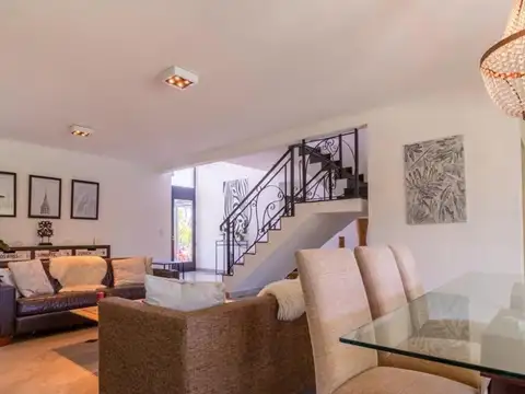 Casa en Venta con 2 cocheras