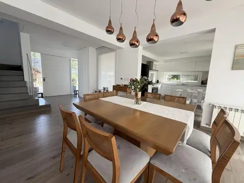 Casa 6 ambientes con 2 baños