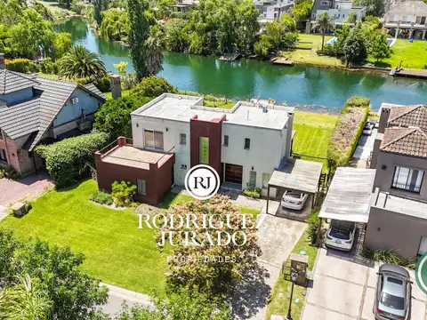 Casa en venta a la laguna Santa Clara 