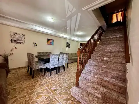 VTA CASA 4 AMB / COCHERA / PATIO / BUENA UBICACION