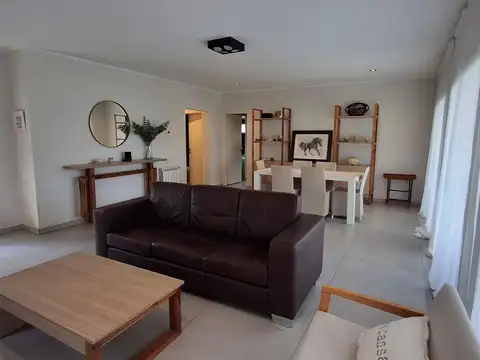 Casa en Venta con 3 cocheras