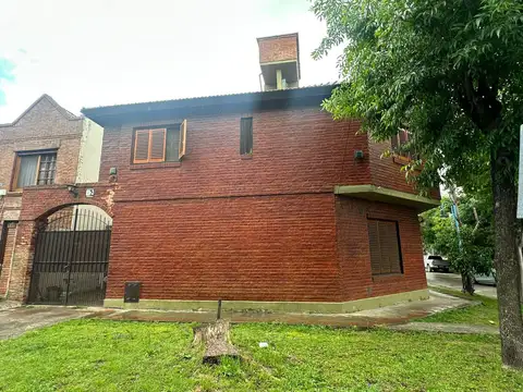 PH en esquina Peirano y Mitre