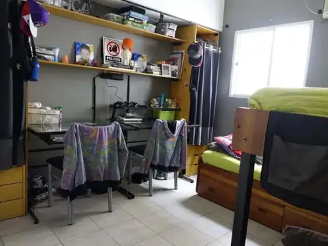 CASA DE 4 AMBIENTES MAS DEPARTAMENTO DE 2 AMBIENTES AL FONDO.