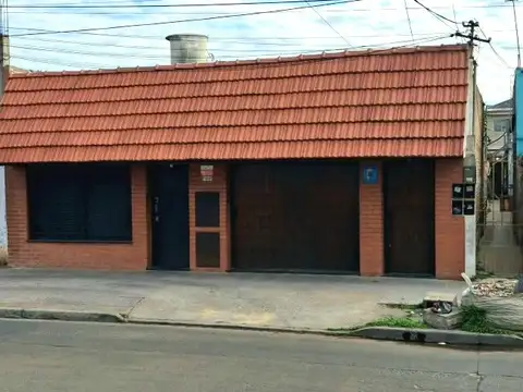 CASA DE 4 AMBIENTES MAS DEPARTAMENTO DE 2 AMBIENTES AL FONDO.