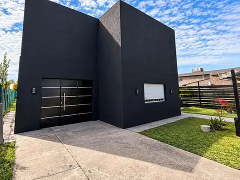 Amplia casa con pileta y quincho