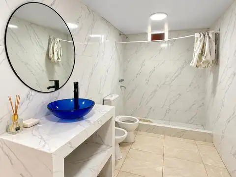 Casa 8 ambientes con 3 baños